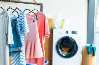 Pranie oblečenia: Je naozaj nevyhnutné hneď po jeho kúpe?